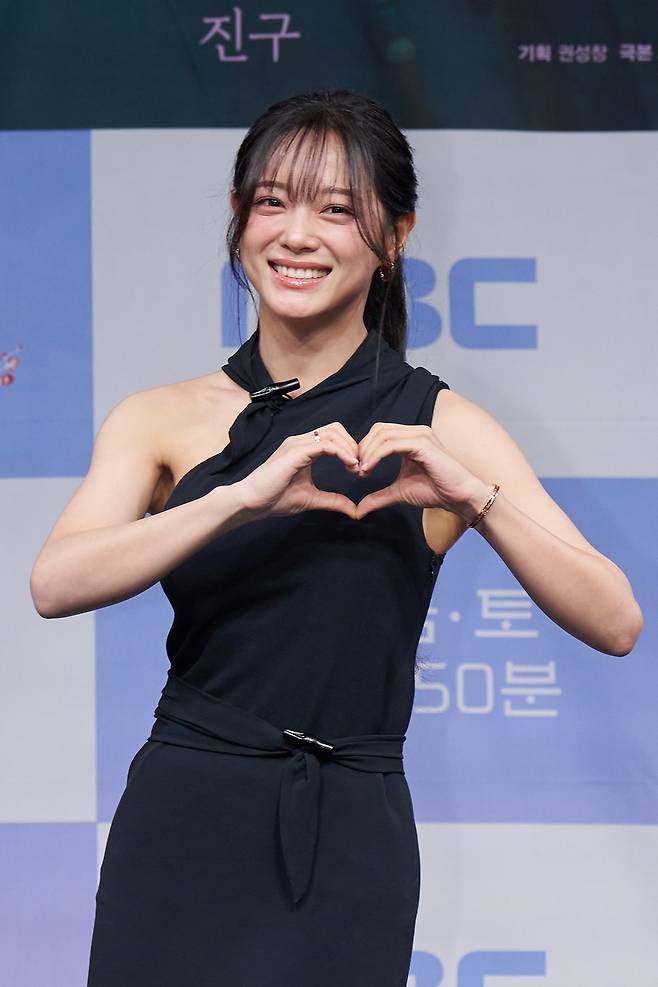 배우 김세정이 30일 오전 서울 상암동 MBC 골든마우스홀에서 열린 새 주말극 ‘이강에는 달이 흐른다’ 제작발표회에 참석해 포즈를 취하고 있다. 사진 MBC
