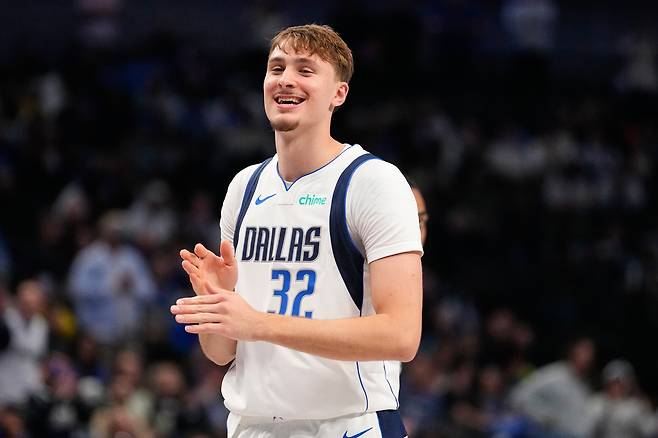 쿠퍼 플래그가 30일 미국 텍사스주 댈러스의 아메리칸 에어라인스 센터에서 열린 인디애나 페이서스와 2025~2026 NBA 정규리그 홈경기에서 슛을 성공한 뒤 미소짓고 있다. 댈러스 | AP연합뉴스