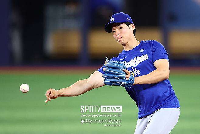 수비 훈련하는 김혜성.