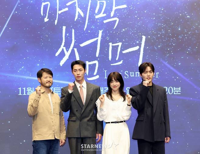 민연홍 감독, 배우 이재욱, 최성은, 김건우가 29일 서울 영등포구 더세인트에서 진행된 KBS 2TV 토일드라마 '마지막 썸머' 제작발표회에 참석해 포즈를 취하고 있다. /2025.10.29 /사진=김휘선 hwijpg@
