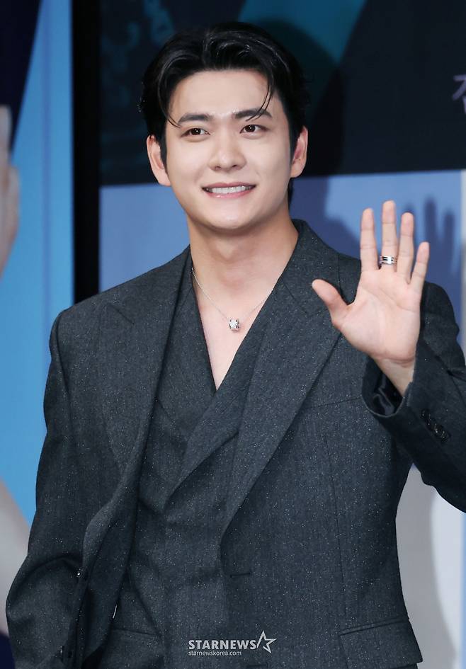 배우 강태오가 30일 오전 서울 마포구 상암동 MBC 사옥에서 진행된 금토드라마 '이강에는 달이 흐른다' 제작발표회에 참석해 포즈를 취하고 있다.  웃음을 잃은 세자와 기억을 잃은 부보상의 영혼 체인지 역지사지(易地四肢) 로맨스 판타지 사극 '이강에는 달이 흐른다'는 11월 7일 첫 방송된다. /2025.10.30 /사진=이동훈 photoguy@