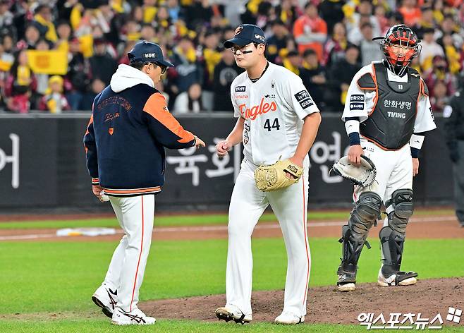 30일 오후 대전 한화생명 볼파크에서 열린 '2025 신한 SOL Bank KBO 한국시리즈' LG 트윈스와 한화 이글스의 4차전 경기, 9회초 1사 1루 한화 김서현이 마운드를 내려오고 있다. 대전, 김한준 기자