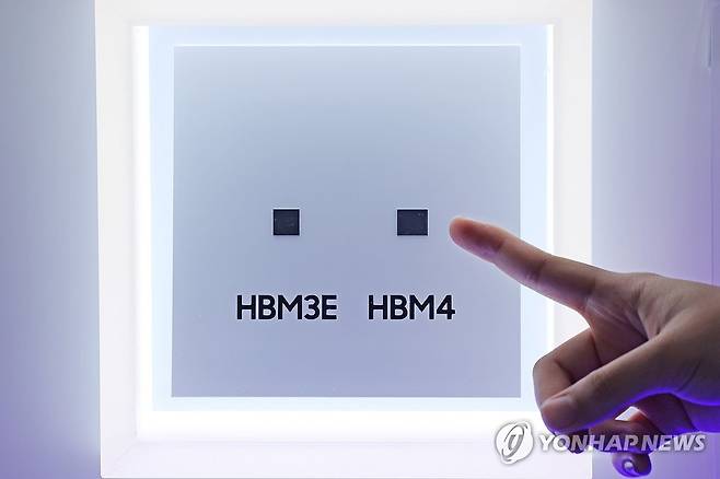 '반도체 원조' 삼성전자의 HBM4 실물 (서울=연합뉴스) 임화영 기자 = 22일 서울 강남구 코엑스에서 열린 '반도체대전(SEDEX) 2025'에 마련된 삼성전자 부스에 6세대 고대역폭 메모리인 HBM4와 HBM3E 실물이 전시돼있다. 2025.10.22 hwayoung7@yna.co.kr