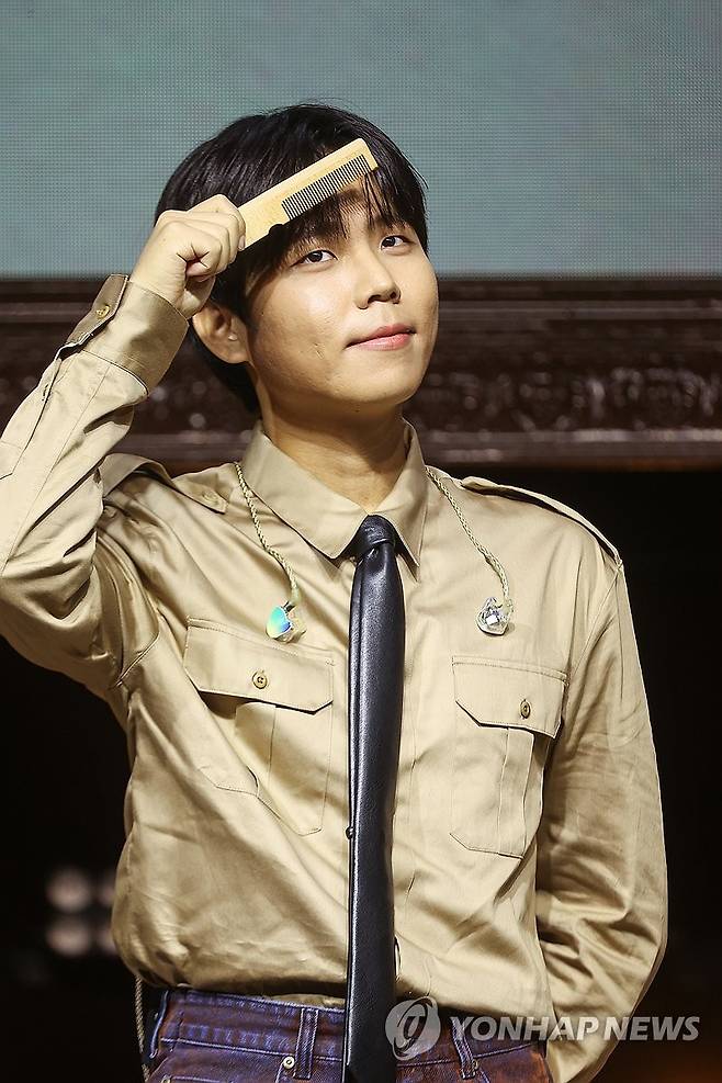 정승환 '타이틀 곡 이름은 앞머리 입니다' (서울=연합뉴스) 류효림 기자 = 가수 정승환이 30일 서울 서대문구 예스24 원더로크홀에서 열린 정규 앨범 '사랑이라 불린' 발매 기념 쇼케이스에서 포즈를 취하고 있다. 2025.10.30 ryousanta@yna.co.kr