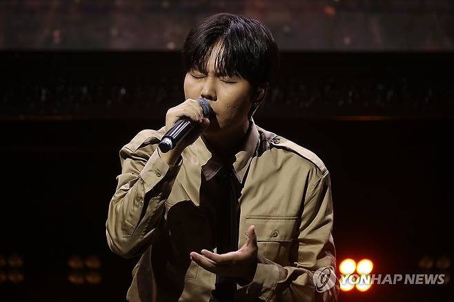 새 앨범 타이틀곡 '앞머리' 열창하는 정승환 (서울=연합뉴스) 류효림 기자 = 가수 정승환이 30일 서울 서대문구 예스24 원더로크홀에서 열린 정규 앨범 '사랑이라 불린' 발매 기념 쇼케이스에서 타이틀곡 '앞머리'를 열창하고 있다. 2025.10.30 ryousanta@yna.co.kr