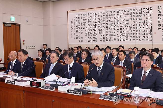 답변하는 천대엽 법원행정처장 (서울=연합뉴스) 박동주 기자 = 천대엽 법원행정처장이 30일 서울 여의도 국회 법제사법위원회에서 열린 종합감사에서 답변하고 있다. 2025.10.30 pdj6635@yna.co.kr