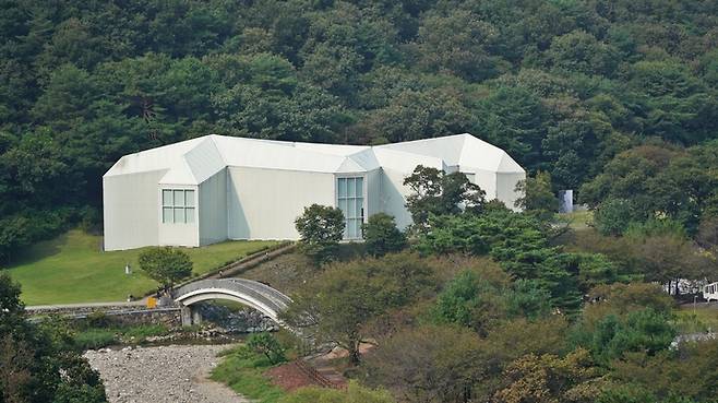 청련사에서 바라본 양주시립장욱진미술관. 유승혜