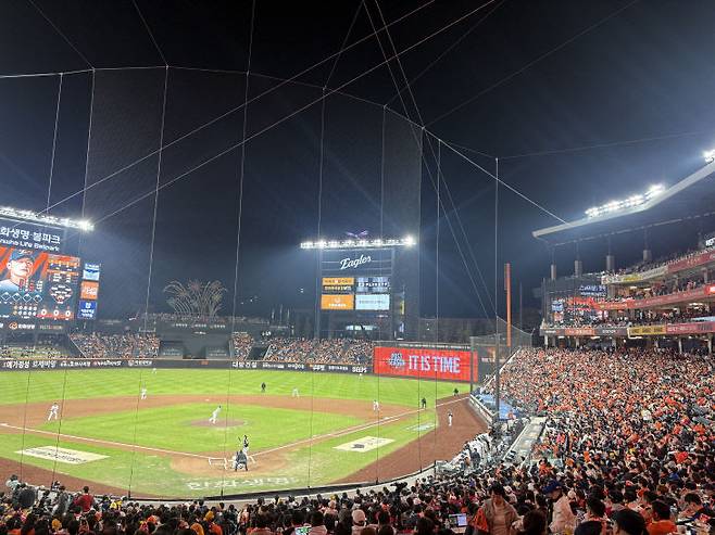 31일 대전 한화생명볼파크에서 열린 2025 KBO 프로야구 포스트시즌 한국시리즈 5차전 LG 트윈스와 한화 이글스의 경기를 관람하며 관중들이 응원전을 펼치고 있다.(사진=심효준 기자)