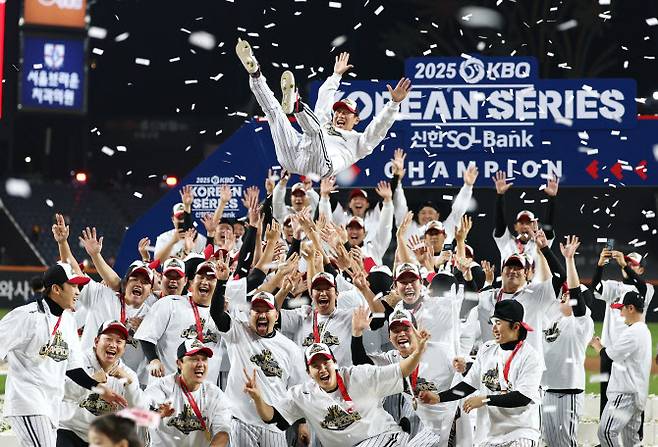 31일 대전한화생명볼파크에서 열린 2025 프로야구 KBO리그 포스트시즌 한국시리즈 시상식에서 통합 우승을 차지한 LG 트윈스 선수들이 염경엽 감독을 헹가래 치며 기뻐하고 있다. 사진=연합뉴스