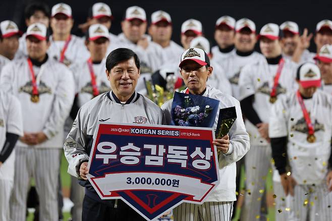 LG 트윈스 염경엽 감독이 31일 대전한화생명볼파크에서 열린 2025 프로야구 KBO리그 포스트시즌 한국시리즈 한화 이글스와의 5차전에서 승리하며 통합 우승을 차지한 뒤 허구연 KBO 총재와 함께 기념촬영하고 있다. 사진=연합뉴스