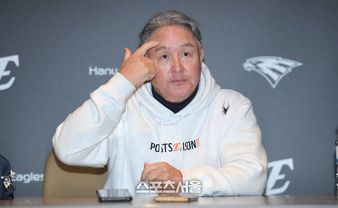 한화 김경문 감독이 30일 대전 한화생명볼파크에서 열리는 2025 KBO 포스트시즌 한국시리즈 4차전 LG와 경기 전 기자회견을 하고 있다. 대전 | 최승섭기자 thunder@sportsseoul.com