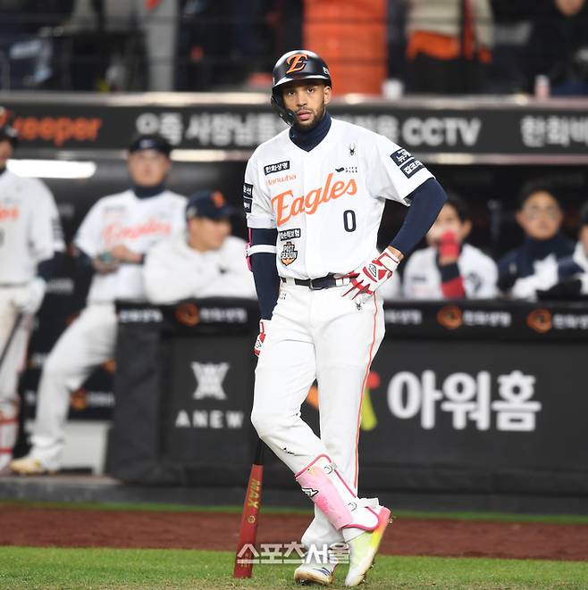 한화 리베라토가 29일 대전 한화생명볼파크에서 열린 2025 KBO 포스트시즌 한국시리즈 3차전 LG와 경기 8회말 무사1,3루 헛스윙 삼진아웃 후 체크스윙 비디오판독 결과를 기다리고 있다. 대전 | 최승섭기자 thunder@sportsseoul.com