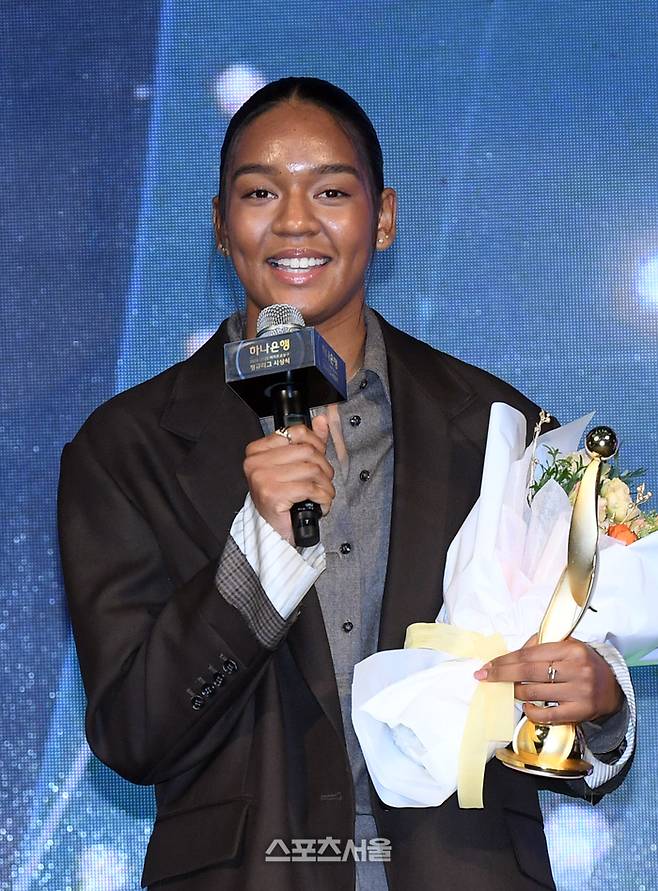 삼성생명 키아나 스미스가 24일 서울 용산구 서울드래곤시티 그랜드볼룸에서 진행된 하나은행 2024-2025 여자프로농구 정규리그 시상식에서 포카리스웨트 MIP로 선정된 뒤 소감을 말하고 있다. 박진업 기자 upandup@sportsseoul.com