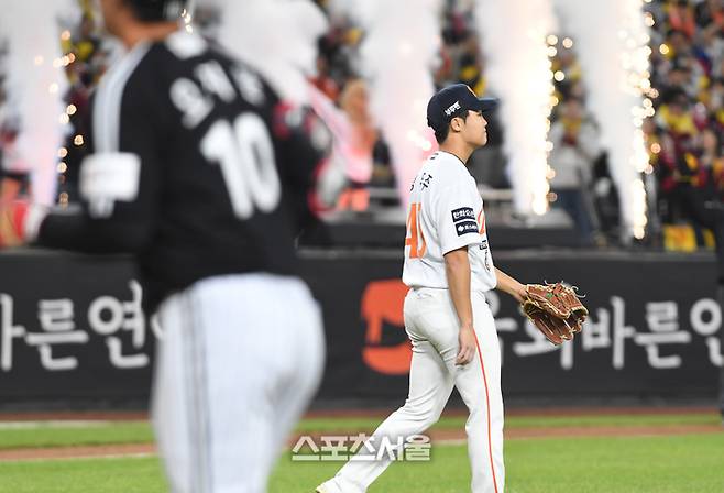 한화 정우주가 31일 대전 한화생명볼파크에서 열린 2025 KBO리그 LG와의 한국시리즈 5차전 3회초 1사 만루 상황에서 LG 오지환에게 1타점 희생플라이를 허용한 뒤 아쉬워하고 있다. 대전 | 박진업 기자 upandup@sportsseoul.com