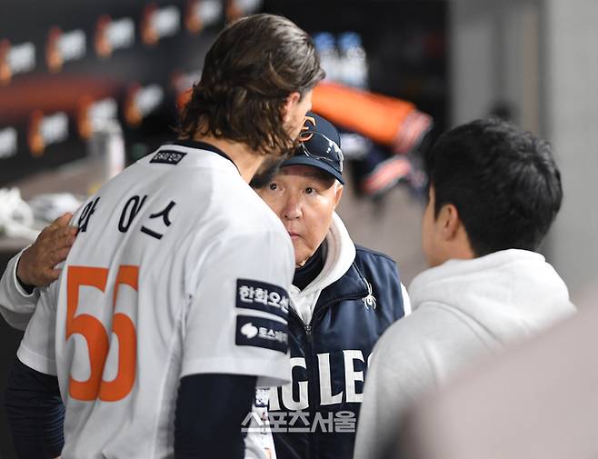 한화 김경문 감독(가운데)이 30일 대전 한화생명볼파크에서 열린 2025 KBO리그 LG와의 한국시리즈 4차전 8회초 2사 2루 상황에서 마운드에서 내려간 선발투수 와이스를 격려하고 있다. 대전 | 박진업 기자 upandup@sportsseoul.com