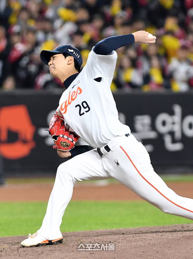 한화 황준서가 31일 대전 한화생명볼파크에서 열린 2025 KBO리그 LG와의 한국시리즈 5차전 4회초 등판해 힘차게 공을 던지고 있다. 대전 | 박진업 기자 upandup@sportsseoul.com