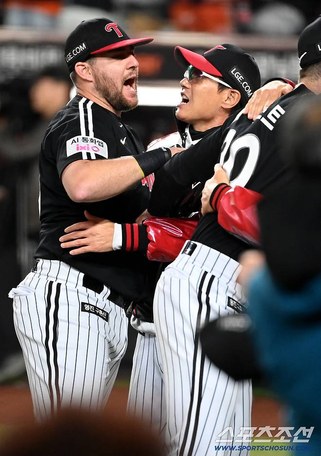 31일 대전 한화생명볼파크에서 열린 LG와 한화의 한국시리즈 5차전. LG가 승리하며 한국시리즈 우승을 차지했다. 염경엽 감독과 포옹을 하는 오스틴의 모습. 대전=허상욱 기자wook@sportschosun.com/2025.10.31/