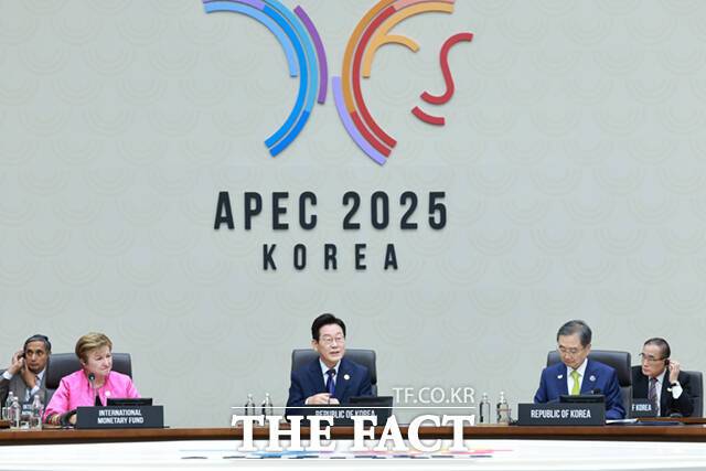 이재명 대통령은 이날 개회사에서 "우리 모두는 국제질서가 격변하는 중대한 변곡점 위에 서 있다"며 "협력과 연대만이 우리를 더 나은 미래로 이끄는 확실한 해답"이라고 말했다. /APEC 2025 KOREA & 연합뉴스