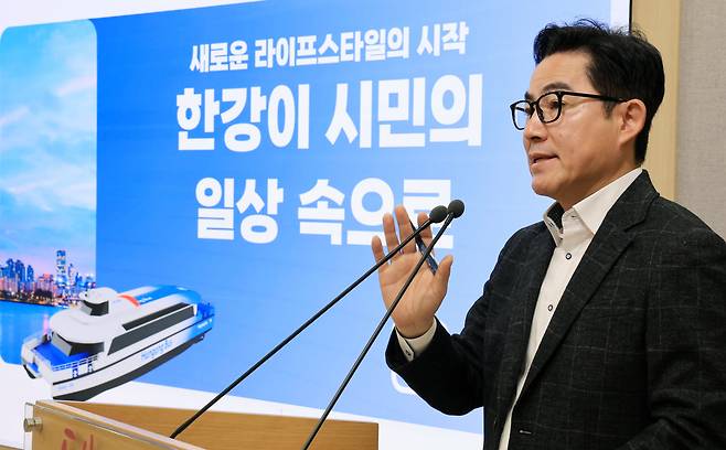 박진영 서울시 미래한강본부장이 31일 서울 중구 서울시청 브리핑룸에서 한강버스 정식 운항 재개 관련 브리핑을 하고 있다. /뉴스1