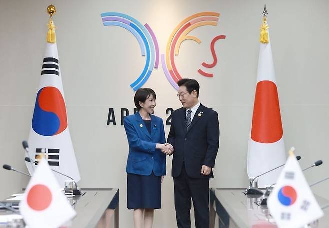 이재명 대통령과 다카이치 사나에 일본 총리가 30일 경북 경주 APEC 정상회의장에서 한일 정상회담에 앞서 악수하고 있다.ⓒ뉴시스