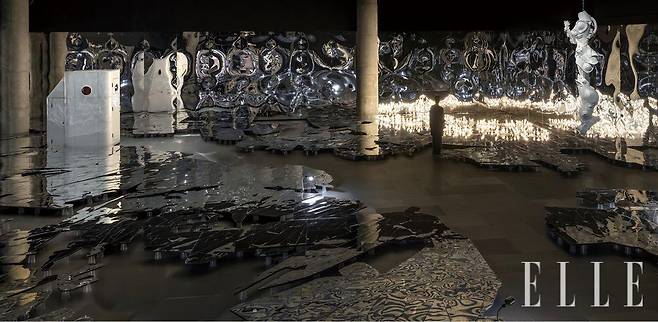 ‘태양의 도시 II’ ‘속도보다 거대한 중력 I’ ‘사이보그 W6’ 등이 어우러진 블랙박스 공간. 영화 〈스페이스 오디세이〉의 마지막 장면처럼 과거· 현재· 미래가 혼합된 시간대가 모호한 장면을 연출한다. 이불은 “과거는 사라진 것이 아니라 늘 현재로 되돌아온다는 의미로 관람자가 원하는 대로 방향을 선택하고 체험을 공유할 수 있는 열린 구조로 만들었다”고 말했다.