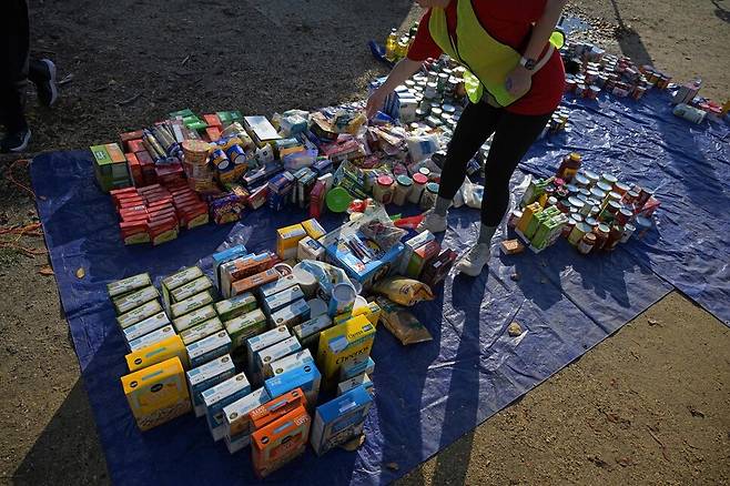 30일(현지시각) 미국 워싱턴 농무부 앞에서 자원봉사자가 식료품을 진열하고 있다. 워싱턴/AFP 연합뉴스