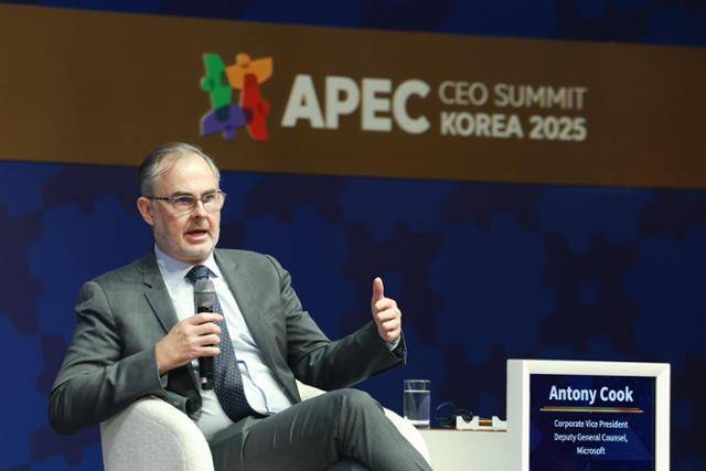 앤서니 쿡 마이크로소프트 부사장이 30일 오전 경북 경주예술의전당에서 열린 아시아태평양경제협력체(APEC) 정상회의 최고경영자(CEO) 서밋(Summit) '세션 12 : 책임 있는 AI 확산과 확장을 위한 공공-민간 협력'에서 발표하고 있다. 뉴시스