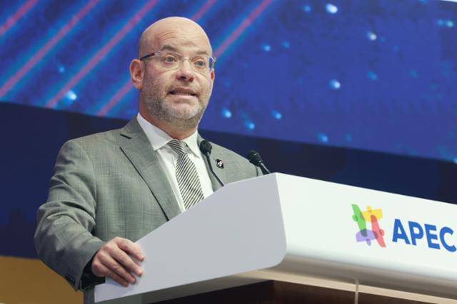 30일 APEC CEO 서밋 '세션 11 : 신뢰 기반 성장으로 아태 지역 디지털 시장 개발'에서 에릭 에벤스타인 틱톡 공공정책 미주 총괄이 발표하고 있다. 연합뉴스