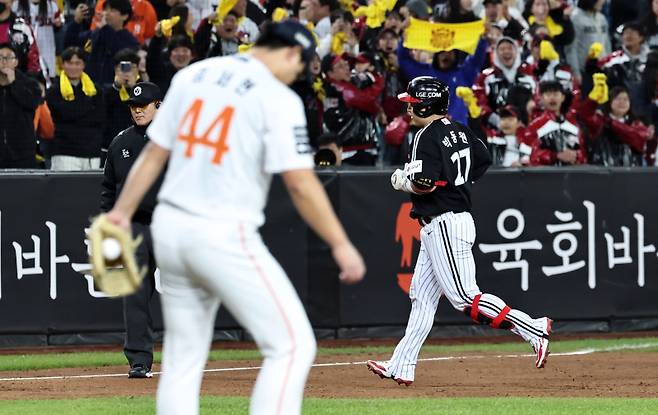 <yonhap photo-6838=""> 투런 홈런 친 LG 박동원 (대전=연합뉴스) 김인철 기자 = 30일 대전한화생명볼파크에서 열린 2025 프로야구 KBO리그 포스트시즌 한국시리즈 4차전 LG 트윈스와 한화 이글스의 경기. 9회초 무사 2루 LG 박동원이 중월 투런 홈런을 치고 그라운드를 돌고 있다. 2025.10.30 yatoya@yna.co.kr/2025-10-30 21:29:44/ <저작권자 ⓒ 1980-2025 ㈜연합뉴스. 무단 전재 재배포 금지, AI 학습 및 활용 금지></yonhap>