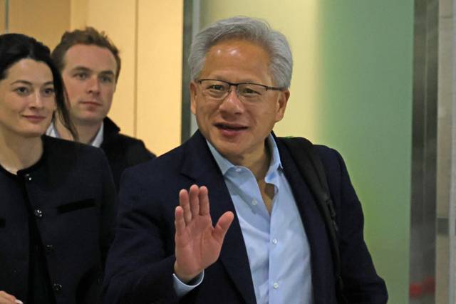 ▲ 젠슨 황 엔비디아 최고경영자(CEO)가 31일 포항경주공항에서 출국하고 있다. 그는 경북 경주에서 열린 아시아태평양경제협력체(APEC) 정상회의에 참석했다. 2025.10.31 연합뉴스