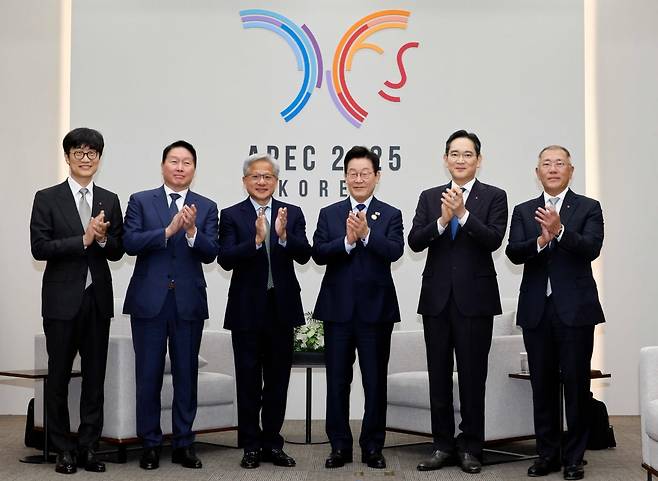 이재명 대통령이 31일 경북 경주화백컨벤션센터에서 젠슨 황 엔비디아 최고경영자(CEO)와 한국 기업 총수들과 기념촬영을 하고 있다. 왼쪽부터 이해진 네이버 의장, 최태원 SK그룹 회장, 황 CEO, 이 대통령, 이재용 삼성전자 회장, 정의선 현대차그룹 회장. 사진=대통령실사진기자단