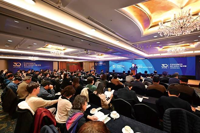 28일 한경비즈니스 창간 30주년을 맞아 열린 기념 포럼 ‘코스피 5000으로 가는 길’에는 증권가 주요 인사와 정책 당국자, 산업계 관계자, 일반 투자자 등 200여명이 참석했다. 참석자들이 진지한 표정으로 발표를 경청하고 있다. 사진=한경매거진 이승재 기자