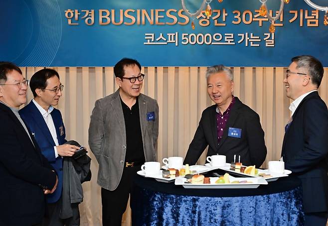 (왼쪽부터) 정정욱 LG그룹 전무, 차병석 삼성전자 부사장, 정길근 CJ그룹 부사장, 홍성국 전 의원, 조재길 한국경제 증권부장이 한경비즈니스 포럼 현장에서 이야기를 나누고 있다. 사진=한경매거진 이승재 기자