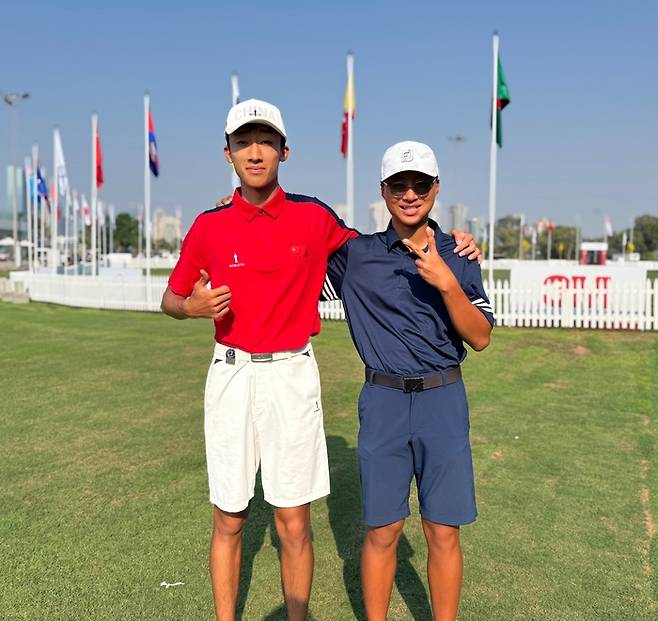 제16회 아시아 퍼시픽 아마추어 챔피언십(AAC)에 출전한 박시우(오른쪽)와 중국의 퀴유 우가 함께 포즈를 취하고 있다. 임정우 기자