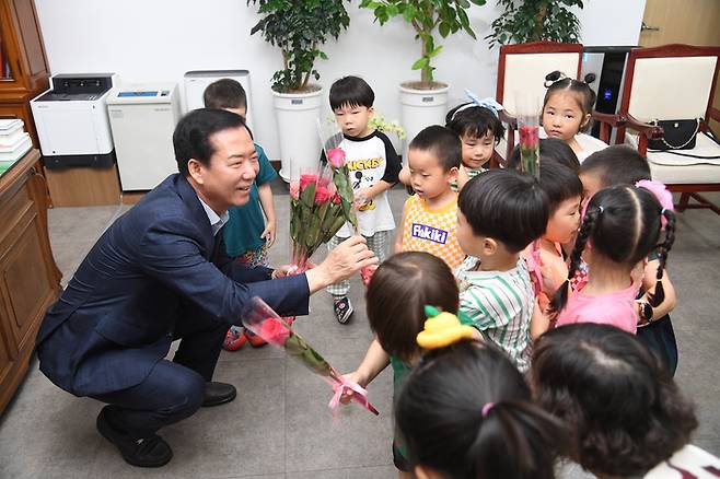 군수실을 방문한 어린이들과 기념촬영을 하고 있는 구인모 거창군수 / 사진=거창군