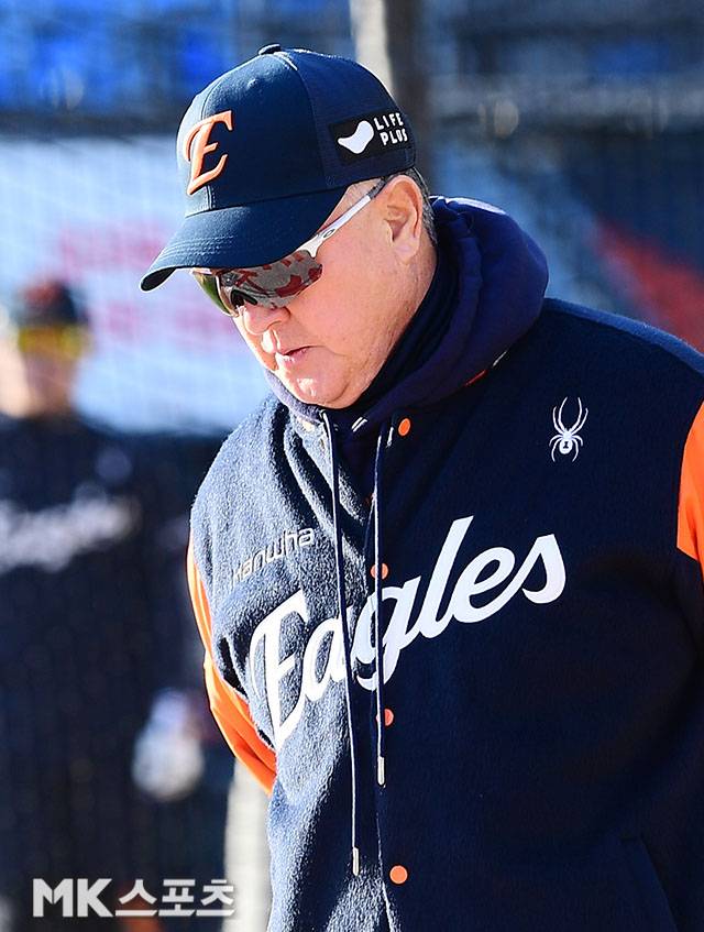 27일 오후 잠실구장에서 ‘2025 신한 SOL Bank KBO 포스트시즌’ 한화 이글스와 LG 트윈스의 한국시리즈(7전 4선승제) 2차전이 열린다. 경기에 앞서 한화 김경문 감독이 선수들의 훈련 모습을 지켜보면서 생각에 잠겨 있다. 사진=김영구 기자