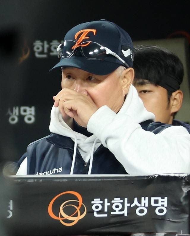 31일 대전한화생명볼파크에서 열린 2025 프로야구 KBO리그 포스트시즌 한국시리즈 5차전 LG 트윈스와 한화 이글스의 경기. 한화 김경문 감독이 3회초 경기 상황을 지켜보고 있다. 사진=연합뉴스