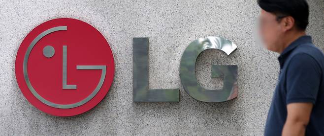 사업부별 실적을 보면 가전사업을 담당하는 HS 사업본부는 3분기 영업이익 3659억원을 기록했다. 사진은 지난 7월 한 시민이 LG전자 본사가 소재한 서울 여의도 LG트윈타워 앞을 지나고 있는 모습. /사진=뉴시스