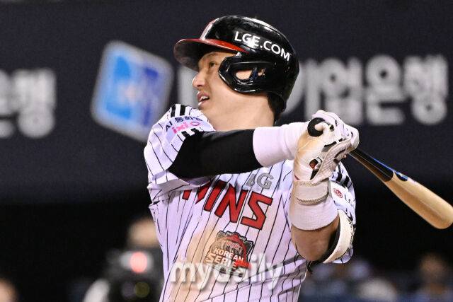 27일 서울 잠실야구장에서 열린 2025 신한 SOL 뱅크 KBO 한국시리즈 2차전' 한화 이글스와 LG 트윈스 경기. LG 박동원이 3회말 2사 1루에 투런포를 치고 있다./마이데일리