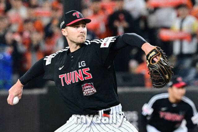31일 오후 대전 한화생명 볼파크에서 진행된 '2025 신한 SOL Bank KBO 한국시리즈 5차전' LG트윈스-한화 이글스와의 경기.LG 선발 톨허스트가 역투를 펼치고 있다./대전=곽경훈 기자