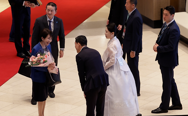 10월 30일 APEC 정상회의 참석을 위해 방한한 다카이치 사나에 일본 총리가 라한셀렉트 경주에 도착한 뒤 인사를 나누고 있다.