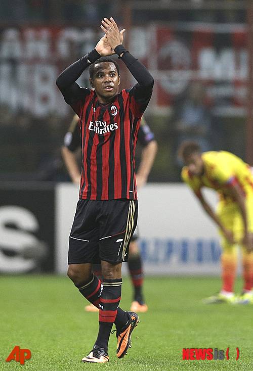 【밀라노=AP/뉴시스】1일(한국시간) 발표된 브라질 대표팀 명단에 호비뉴(29·AC밀란)가 3년 여 만에 이름을 올렸다. 사진은 지난 22일 유럽축구연맹(UEFA) 챔피언스리그 H조 조별리그 AC밀란과 FC바르셀로나와의 경기에서 출전한 호비뉴의 모습. 2013.10.22.