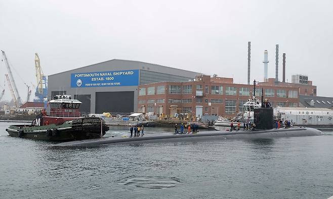 미 해군 LA급 핵추진잠수함 햄프튼함이 메인주 포츠머스 해군 조선소에 입항하고 있다. 미 해군 제공