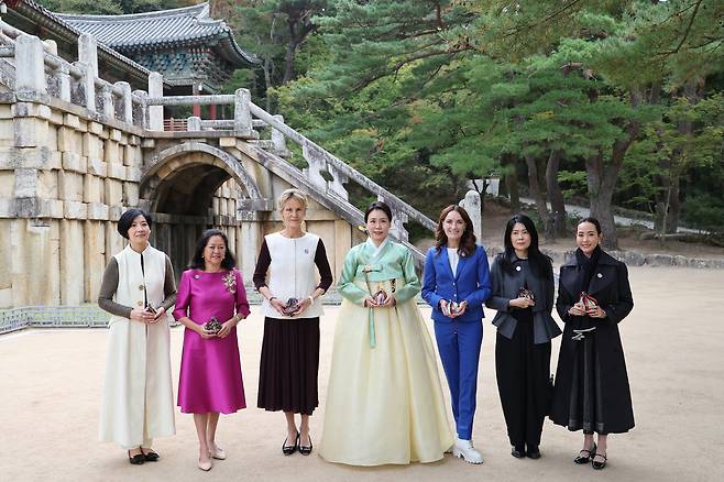김혜경 여사가 31일 경주 불국사에서 열린 2025 아시아태평양경제협력체(APEC) 정상회의 배우자 친교 행사에 참석해 각국 정상 배우자들과 기념촬영을 하고 있다. 왼쪽부터 대만 총통고문 딸 린원쉬안 씨, 필리핀 루이즈 아라네타 마르코스 여사, 캐나다 다이애나 폭스 카니 여사, 김혜경 여사, 뉴질랜드 아만다 럭슨 여사, 싱가포르 루츠루이 여사, 태국 티나논 니라밋 총리 부인. 연합