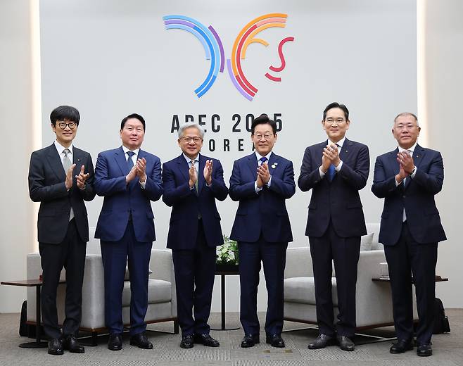 이재명 대통령이 31일 APEC 정상회의장인 경주화백컨벤션센터에서 젠슨 황 엔비디아 최고경영자 접견에 앞서 국내 기업 대표들과 함께 기념촬영을 하고 있다. 왼쪽부터 이해진 네이버 이사회 의장, 최태원 SK그룹 회장, 젠슨 황, 이재명 대통령, 이재용 삼성전자 회장, 정의선 현대차그룹 회장. 연합