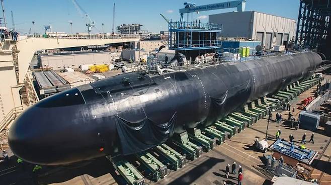 미국 버지니아급 핵잠수함 ‘USS 뉴저지’가 버지니아주 뉴포트뉴스 조선소에서 건조 중인 모습. 현재 미국 내 핵잠수함 건조는 헌팅턴 잉갈스 인더스트리(HII)와 제너럴 다이내믹스 일렉트릭보트(Electric Boat)가 담당하고 있다. HII 제공