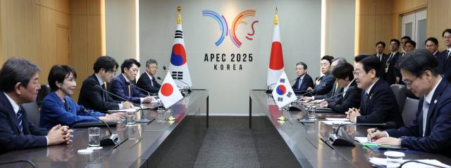 이재명 대통령과 다카이치 사나에 일본 총리가 30일 경북 경주 APEC 정상회의장에서 정상회담을 하고 있다. 연합뉴스