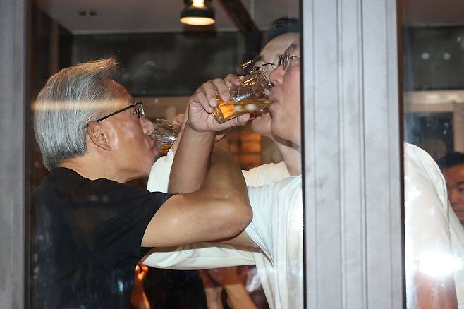 젠슨 황 엔비디아 최고경영자가 지난 30일 서울 삼성동 한 치킨집에서 진행된 이재용 삼성전자 회장, 정의선 현대차그룹 회장과 치맥 회동을 하고 있다. ⓒ연합뉴스