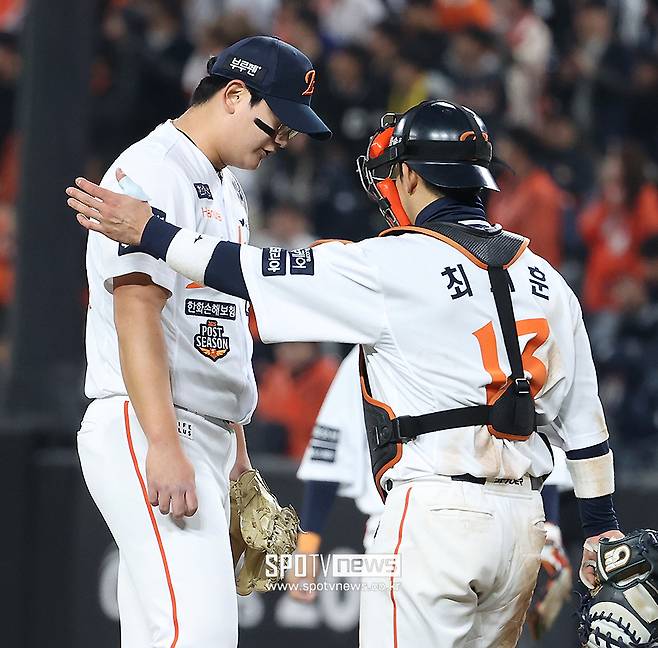 ▲ 김서현은 30일 LG와 한국시리즈 4차전에서 4-1로 앞선 9회 동점 및 역전의 빌미를 제공하며 다시 고개를 숙였다 ⓒ곽혜미 기자