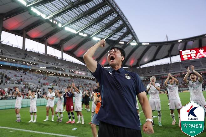 팬들 앞에서 기뻐하고 있는 황선홍 대전하나시티즌 감독. /사진=한국프로축구연맹 제공